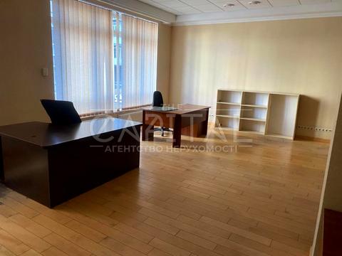 комерційна за адресою Липська вул., 1