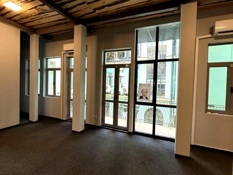 комерційна за адресою Володимирська вул., 4