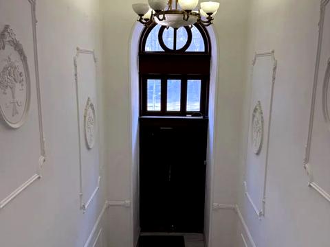 комерційна за адресою Володимирська вул., 4