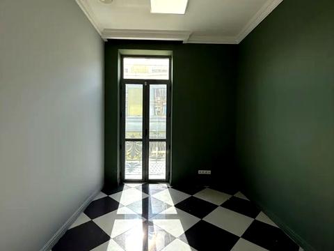 комерційна за адресою Володимирська вул., 4