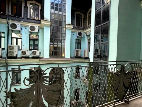 комерційна за адресою Володимирська вул., 4