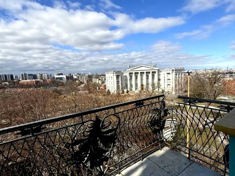 комерційна за адресою Володимирська вул., 4