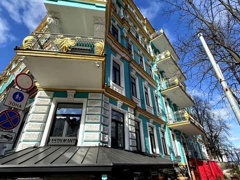 комерційна за адресою Володимирська вул., 4