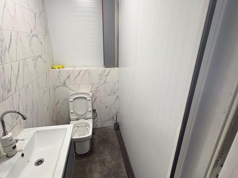 комерційна за адресою Київська вул., 1