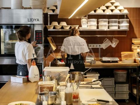 комерційна за адресою Салютна вул., 2б