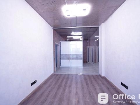 комерційна за адресою Жилянська вул., 68