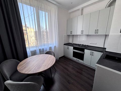 квартира за адресою Володимира Великого пл. (Олександра Поля), 1