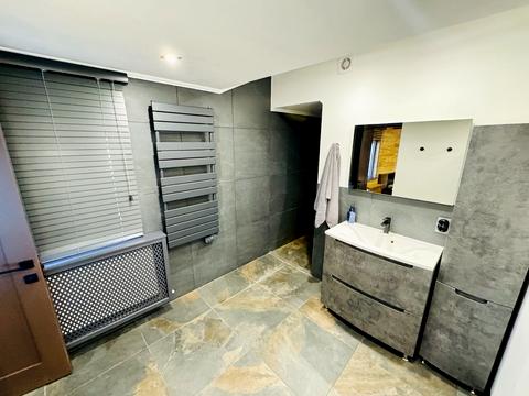 комерційна за адресою Набережна Перемоги вул., 5