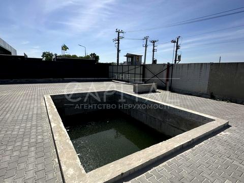 комерційна за адресою В'ячеслава Чорновола, 1