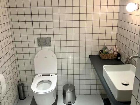 комерційна за адресою Басейна вул., 1/2