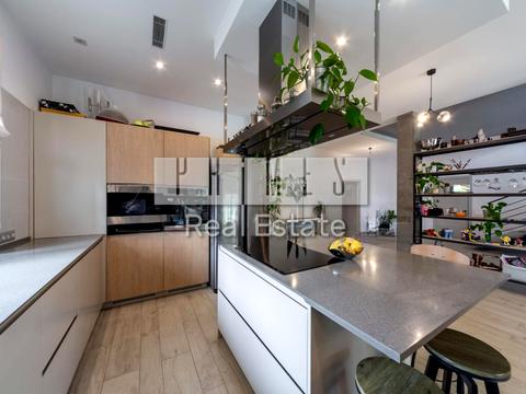 будинок за адресою Набережна вул.