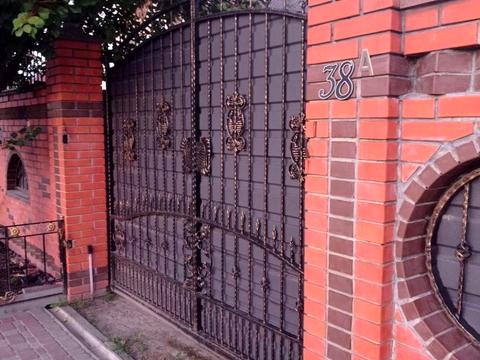 будинок за адресою Центральної Ради вул.