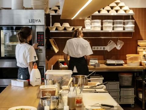 комерційна за адресою Салютна вул., (Будинок 02301-02303)