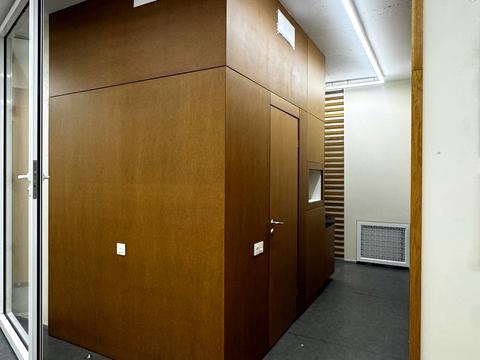 комерційна за адресою Анни Ахматової вул., 22
