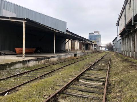 комерційна за адресою Десантників пл., 5