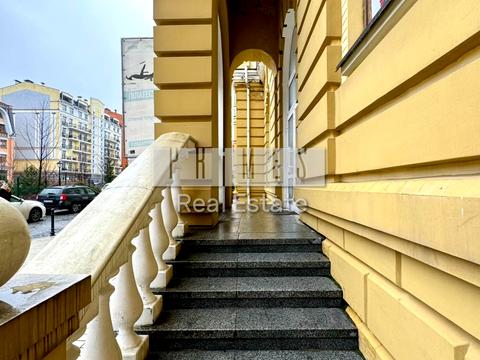 комерційна за адресою Воздвиженська вул., 20