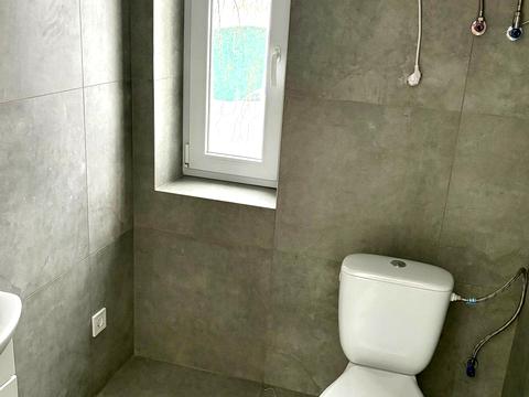 комерційна за адресою Ґрунтова вул., 1