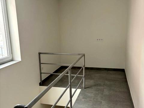 комерційна за адресою Ґрунтова вул., 1