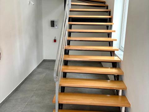 комерційна за адресою Ґрунтова вул., 1