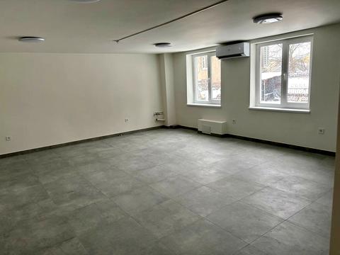 комерційна за адресою Ґрунтова вул., 1