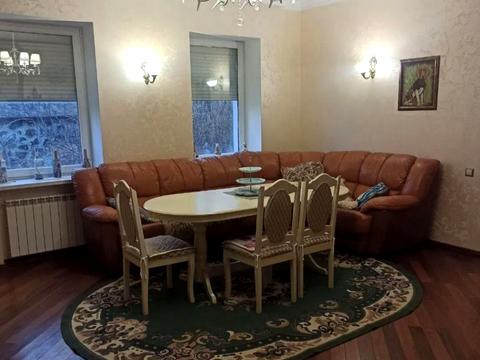 будинок за адресою Небесної Сотні вул. (Паризької Комуни)