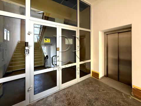 комерційна за адресою Василя Макуха вул. (Івана Шевцова), 1