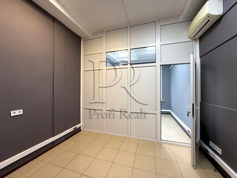 комерційна за адресою Василя Макуха вул. (Івана Шевцова), 1