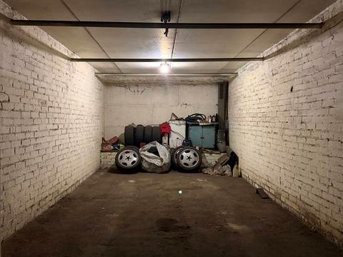 паркомісце за адресою Лариси Руденко вул., 6-А