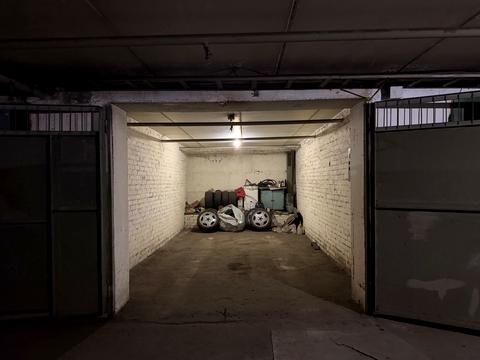 паркомісце за адресою Лариси Руденко вул., 6-А