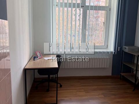 комерційна за адресою Анни Ахматової вул., 3