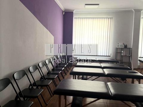 комерційна за адресою Анни Ахматової вул., 3