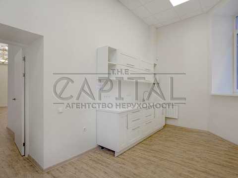 комерційна за адресою Контрактова пл., 10а
