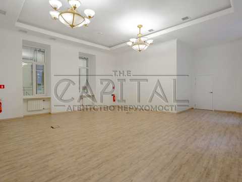 комерційна за адресою Контрактова пл., 10а