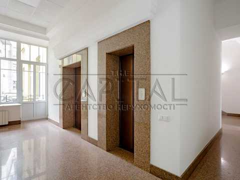 комерційна за адресою Контрактова пл., 10а