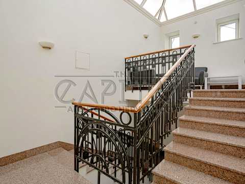комерційна за адресою Контрактова пл., 10а