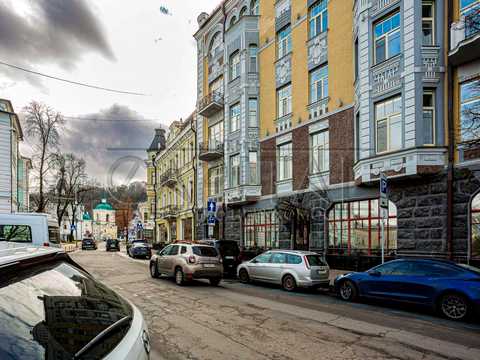 комерційна за адресою Контрактова пл., 10а