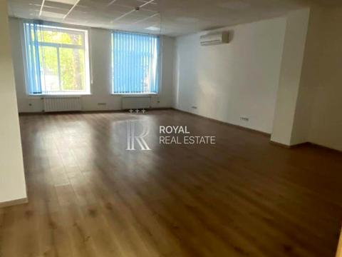 комерційна за адресою Новонаводницька вул. (Лаврська), 1