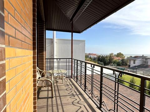 будинок за адресою Набережна вул.