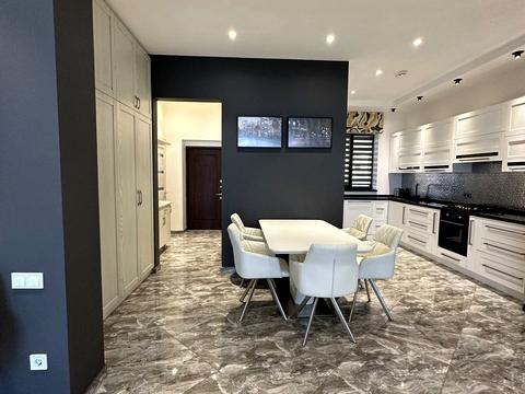 будинок за адресою Набережна вул.