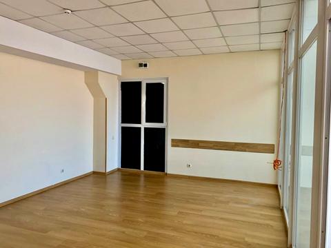 комерційна за адресою Будівельників вул., 23