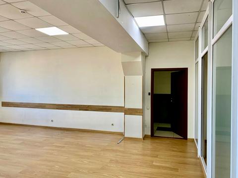 комерційна за адресою Будівельників вул., 23