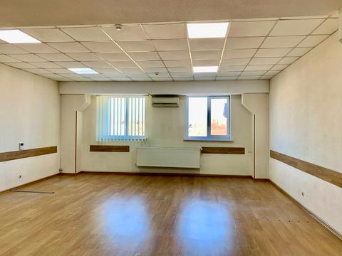 комерційна за адресою Будівельників вул., 23