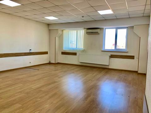 комерційна за адресою Будівельників вул., 23