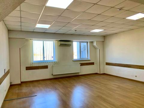 комерційна за адресою Будівельників вул., 23