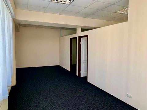 комерційна за адресою Будівельників вул., 23