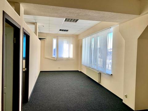 комерційна за адресою Будівельників вул., 23