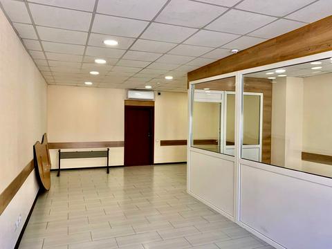 комерційна за адресою Будівельників вул., 23