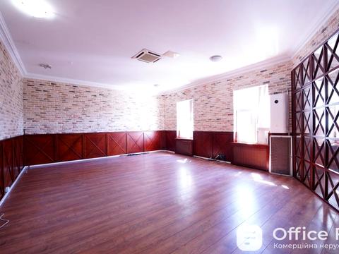 комерційна за адресою Трьохсвятительська вул., 13