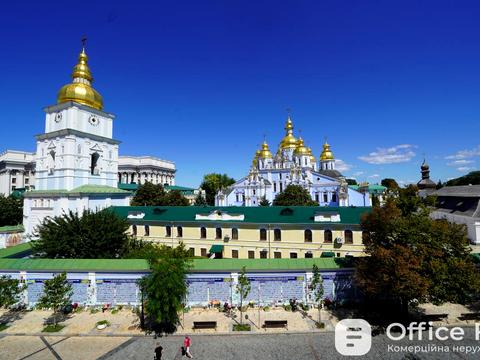комерційна за адресою Трьохсвятительська вул., 13