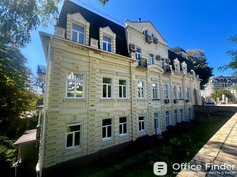 комерційна за адресою Трьохсвятительська вул., 13